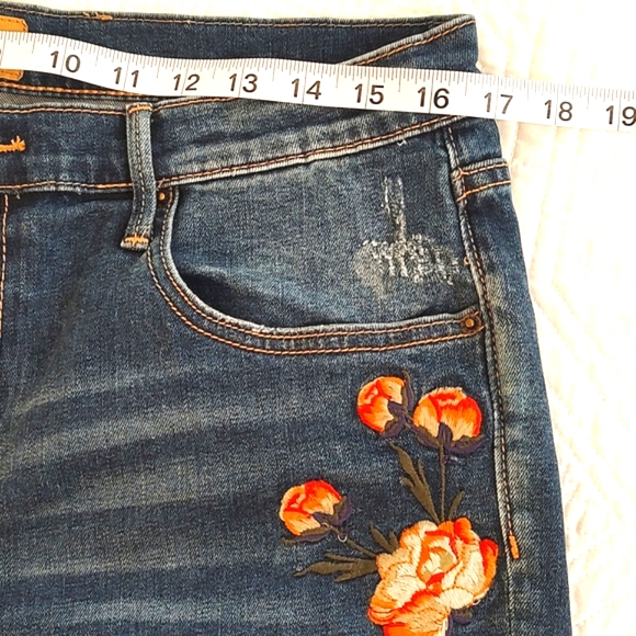Sundance Driftwood Audrey Embroidered Distressed Jeans, Size 32 / women's 12 - Picture 10 of 13
